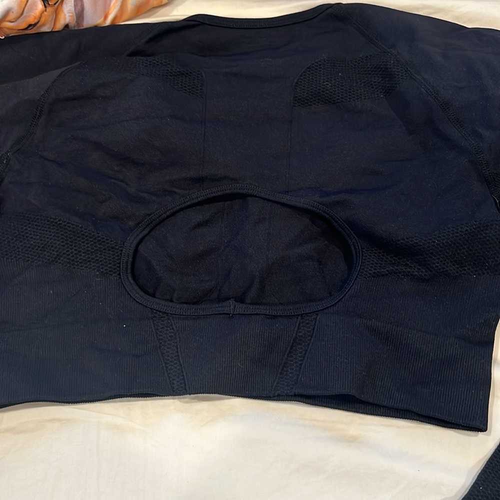 Amazon black Spandex workout top with cutout back - Picture 6 of 7